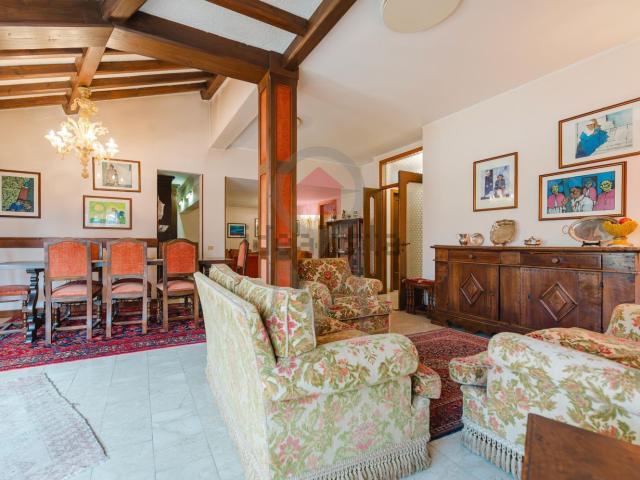 Appartamento in vendita di 242 m² in Via Cavour