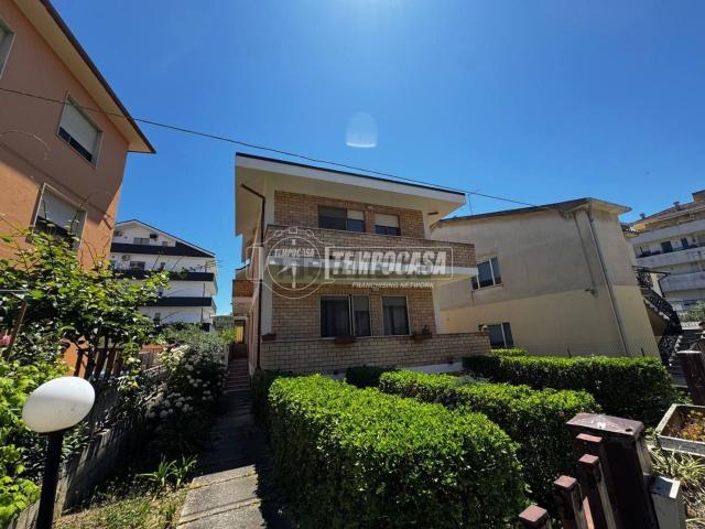 Appartamento in vendita di 242 m² in Via della Rinascita, 24