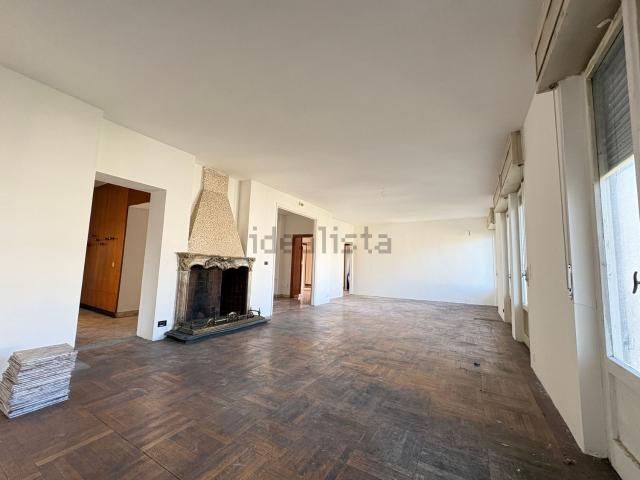 Appartamento in vendita di 243 m² in Via Ruggero di Lauria, 5