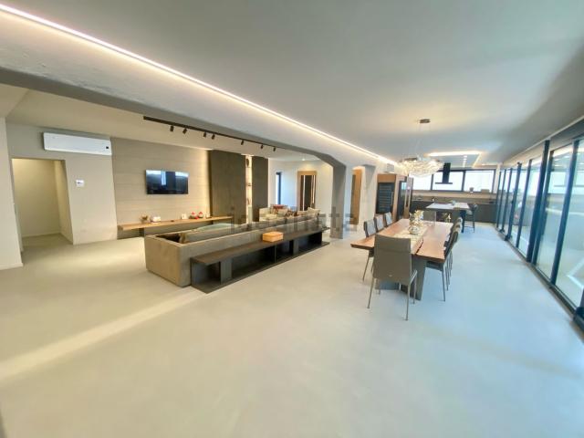 Appartamento in vendita di 243 m² in Viale Trieste