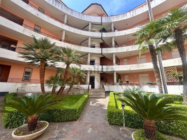 Appartamento in vendita di 246 m² in Via Medaglie D&apos Oro, 27