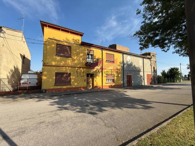 Appartamento in vendita di 246 m² in Piazza Dario Roncati, 477