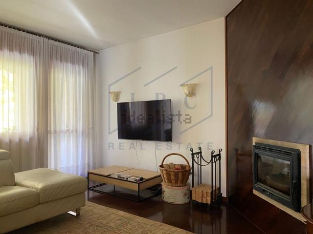 Appartamento in vendita di 247 m² in Via Cesare Battisti