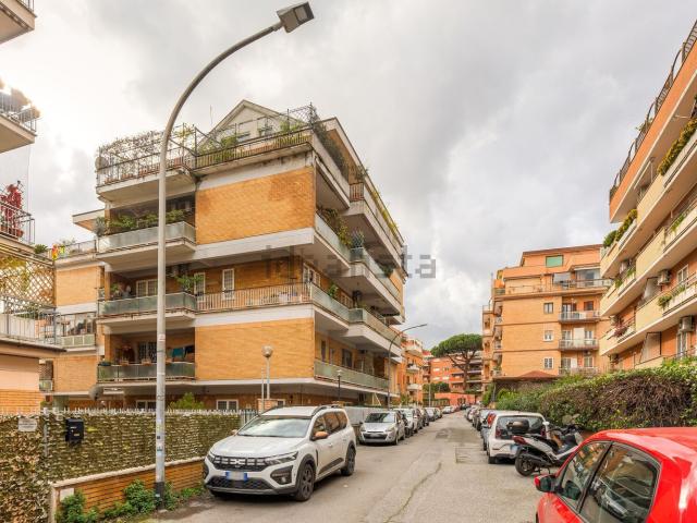 Appartamento in vendita di 247 m² in Via Enrico Besta, 30