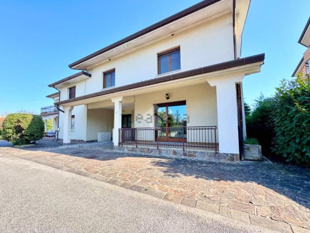 Appartamento in vendita di 247 m² in Viale delle Scuole, 50
