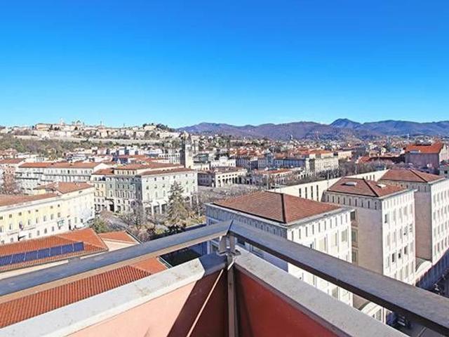 Appartamento in vendita di 248 m² in Via G. Tiraboschi