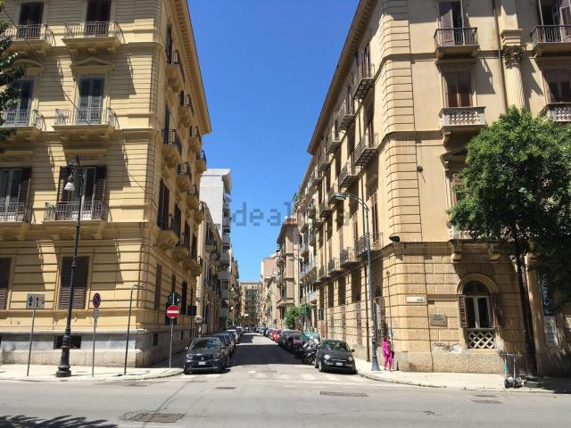 Appartamento in vendita di 248 m² in Via Giuseppe de Spuches, 4