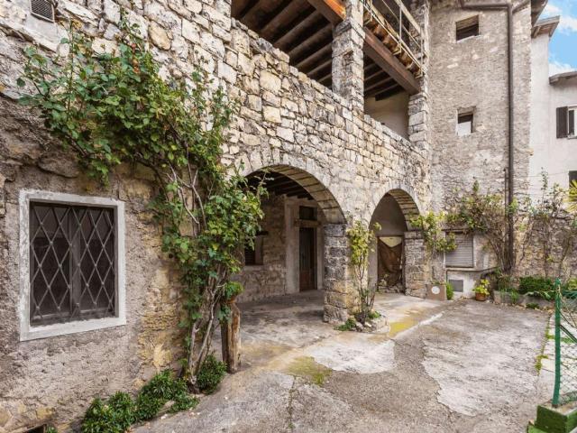 Appartamento in vendita di 248 m² in Via Sottotorre
