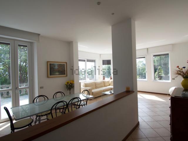 Appartamento in vendita di 249 m² in Via L. Cadorna, 1