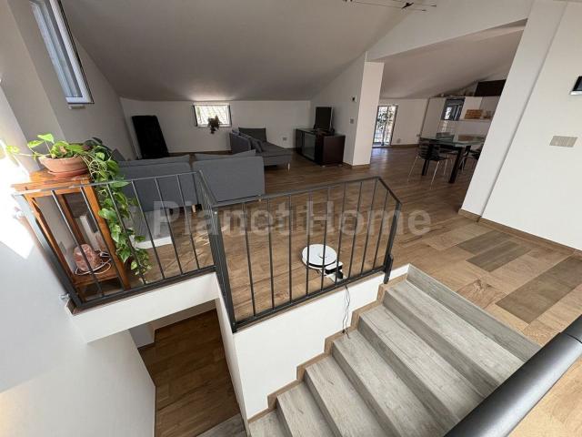 Appartamento in vendita di 250 m² in Via Amerina