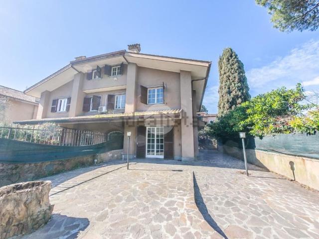 Appartamento in vendita di 250 m² in Via Appia Pignatelli, 370