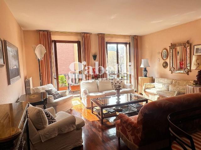 Appartamento in vendita di 250 m² in Via Arienti