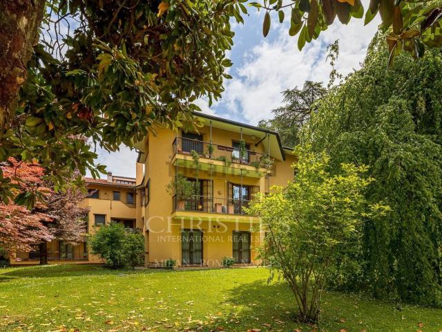 Appartamento in vendita di 250 m² in Via Giuseppe Rovani, 1