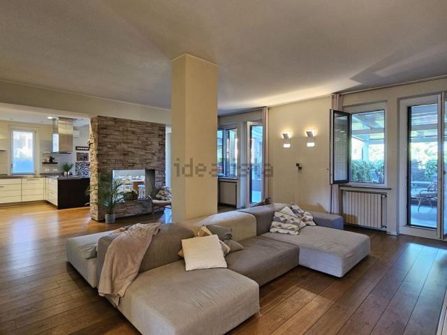 Appartamento in vendita di 250 m² in Via Giacomo Matteotti, 55