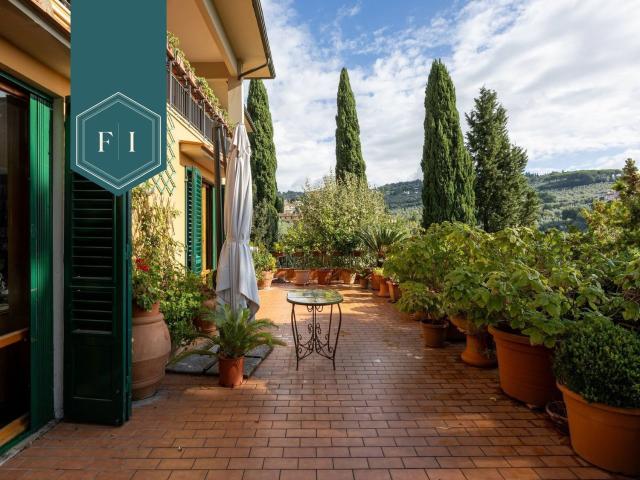 Appartamento in vendita di 250 m² in Via della Capponcina