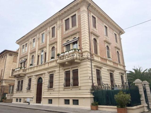 Appartamento in vendita di 250 m² in Via Luigi Dari, 34