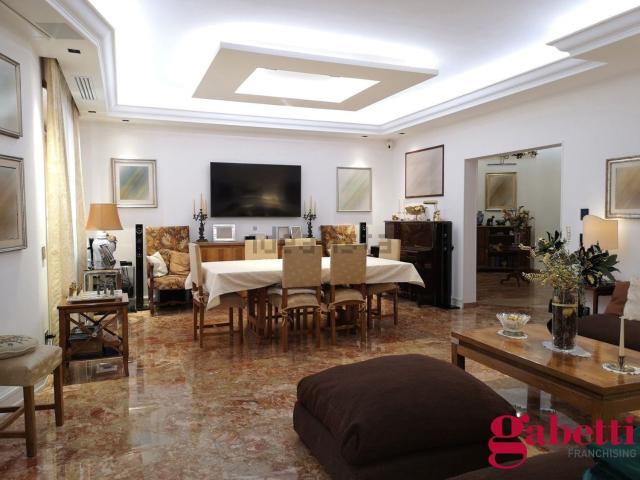 Appartamento in vendita di 250 m² in Via Ugo de Carolis, 64