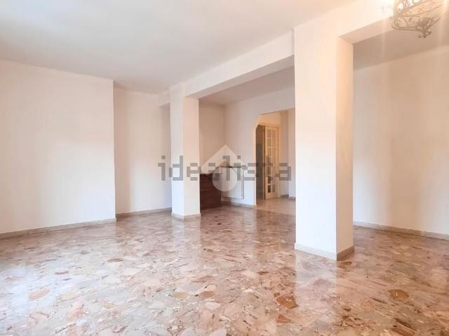 Appartamento in vendita di 250 m² in Viale Alcide De Gasperi, 88