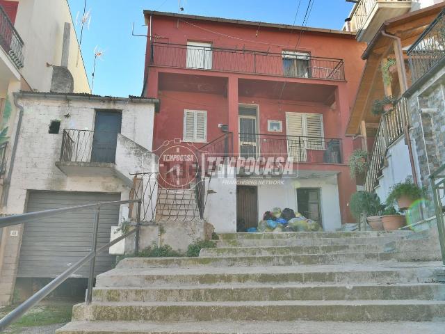 Appartamento in vendita di 250 m² in Frazione di Cornacchiano, 45