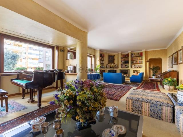 Appartamento in vendita di 250 m² in Piazza Stefano Jacini