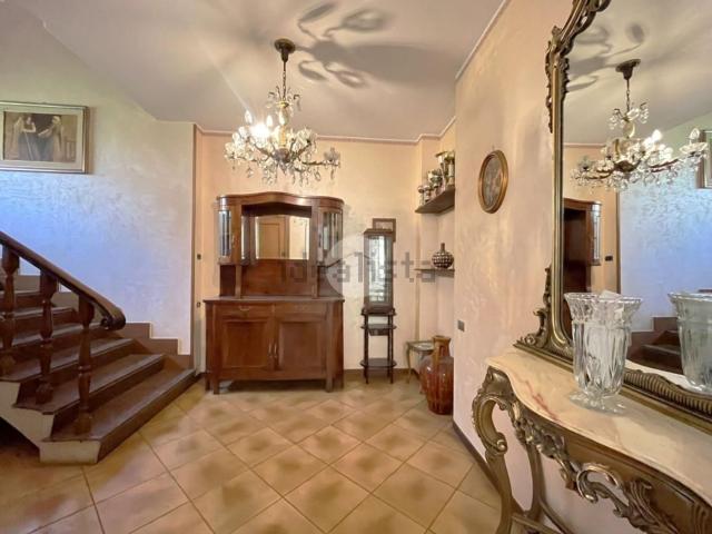 Appartamento in vendita di 251 m² in Via dei Monti Cimini, 1