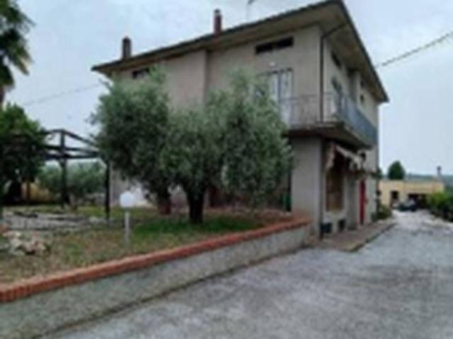 Appartamento in vendita di 251 m² in Via Metauro
