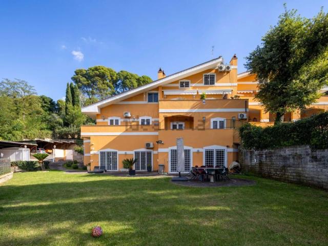 Appartamento in vendita di 252 m² in Via di Grottarossa, 1282