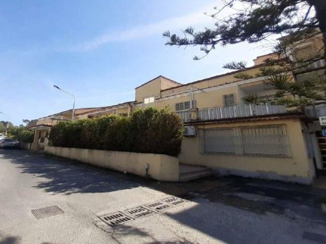 Appartamento in vendita di 254 m² in Via Capo Tirone