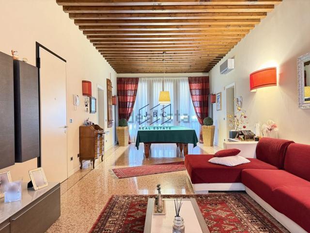 Appartamento in vendita di 255 m² in Via Roma
