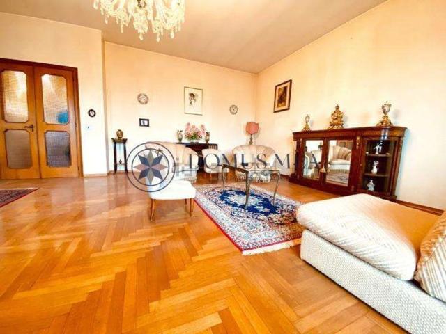 Appartamento in vendita di 256 m² in Viale Giuliano Vanzolini, 24