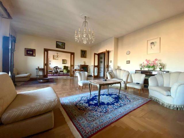 Appartamento in vendita di 256 m² in Viale Giuliano Vanzolini, 24