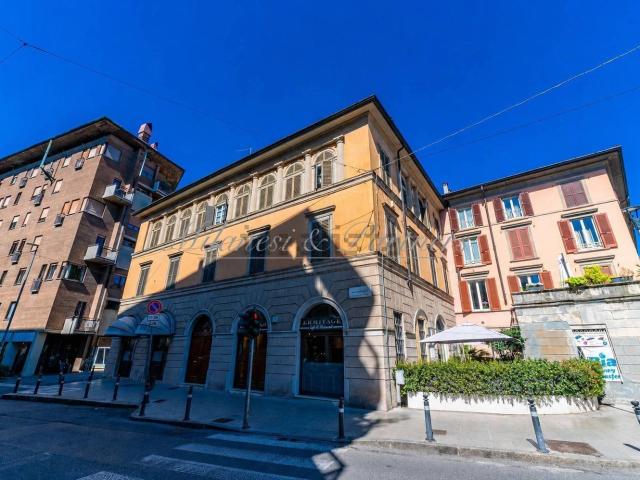 Appartamento in vendita di 258 m² in Via Don Luigi Palazzolo, 10