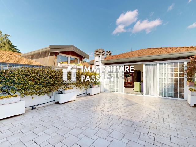 Appartamento in vendita di 260 m² in Via Fratelli Ferrari, 6
