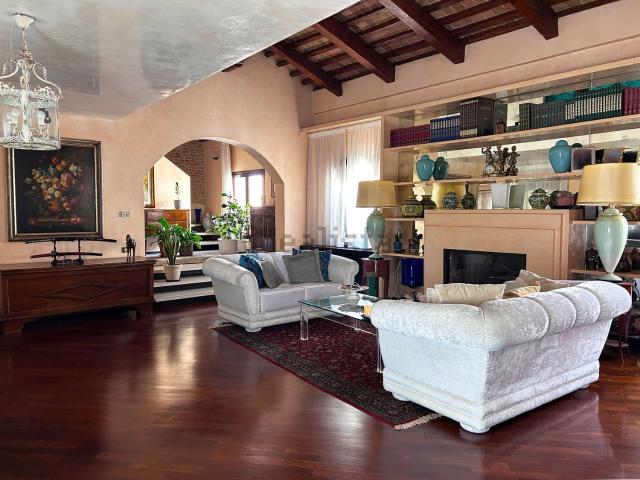 Appartamento in vendita di 260 m² in Via Umberto I