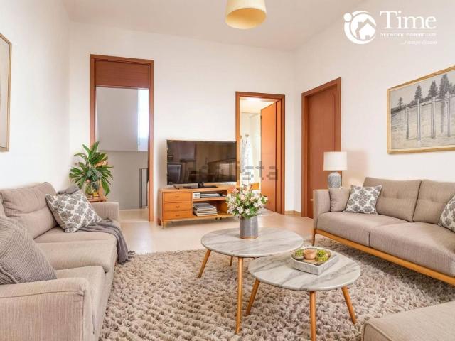 Appartamento in vendita di 261 m² in Via Cesare Battisti