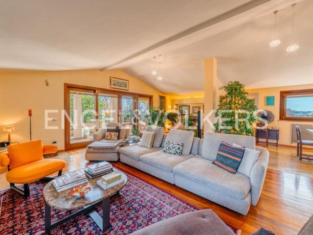 Appartamento in vendita di 261 m² in Via Ariberto d&apos  Intimiano, 46