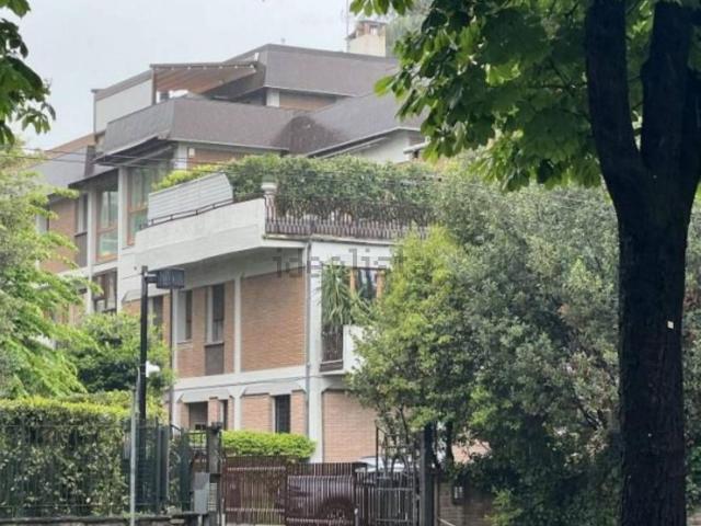 Appartamento in vendita di 261 m² in Viale Antonio Aldini, 218