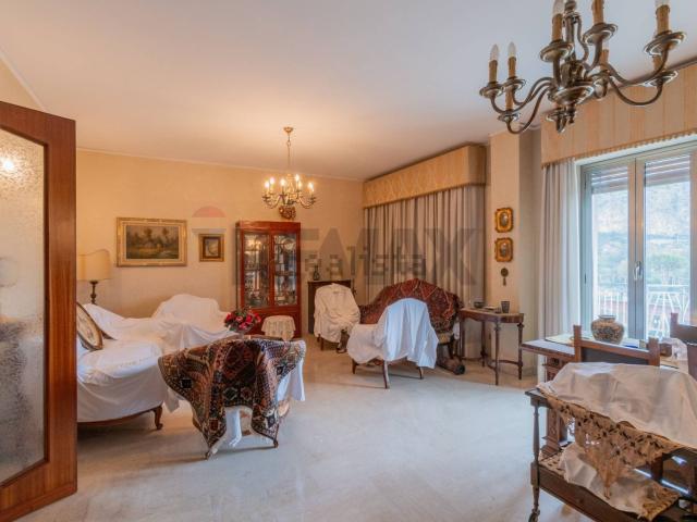 Appartamento in vendita di 261 m² in Viale del Fante, 50