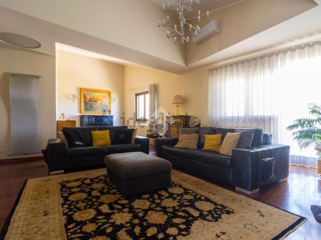 Appartamento in vendita di 265 m² in Via S. Giovanni Bosco, 4