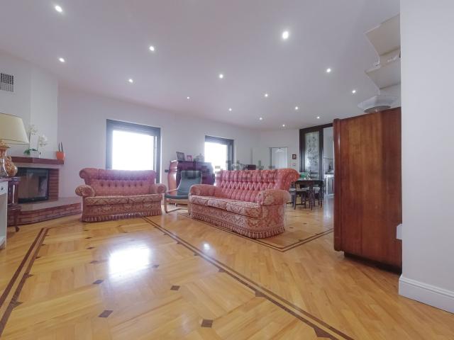 Appartamento in vendita di 267 m² in Corso Alcide de Gasperi, 266