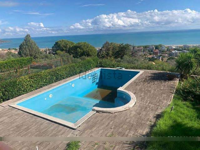 Appartamento in vendita di 269 m² in Via Montevecchio