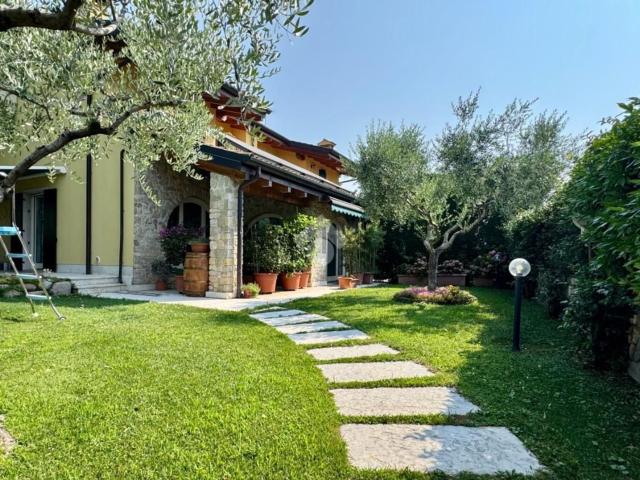 Appartamento in vendita di 270 m² in Via don Domenico Martini, 14