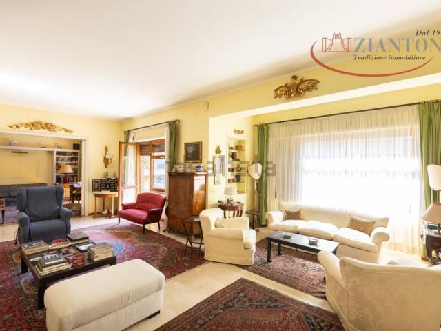 Appartamento in vendita di 270 m² in Via dei Monti Parioli