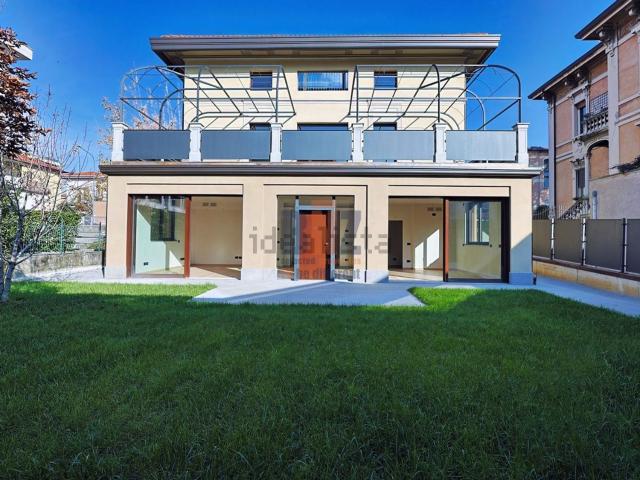 Appartamento in vendita di 270 m² in Via Luigi Apollonio