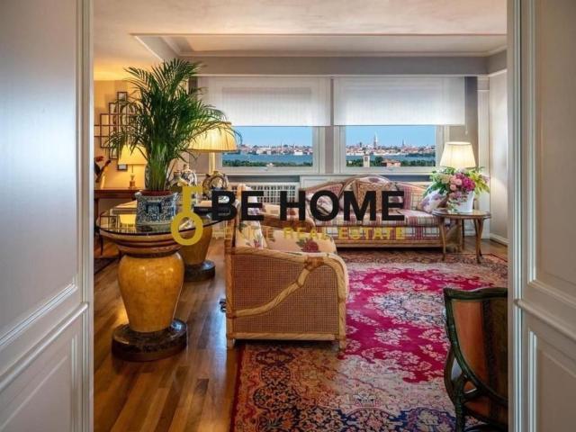 Appartamento in vendita di 270 m² in Via Luigi Einaudi, 39