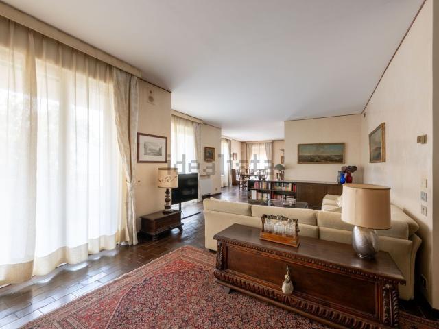 Appartamento in vendita di 270 m² in Via Santa Sofia