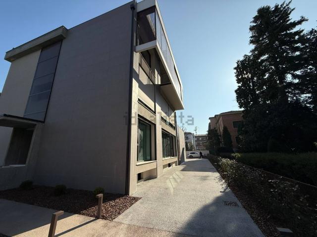 Appartamento in vendita di 270 m² in Viale A. Gramsci, 56