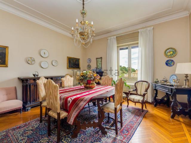 Appartamento in vendita di 271 m² in Via Cardinale de Luca, 10