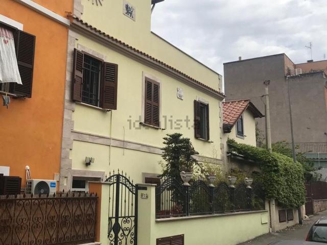 Appartamento in vendita di 276 m² in Via Dionigi Periegete, 7