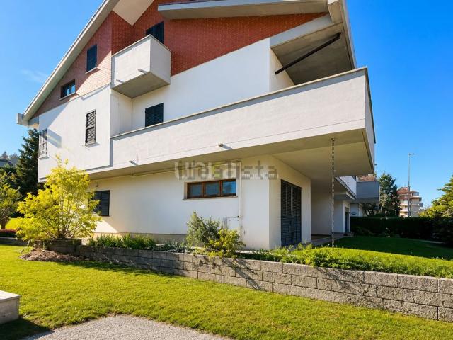 Appartamento in vendita di 280 m² in Via Giuseppe Uncini